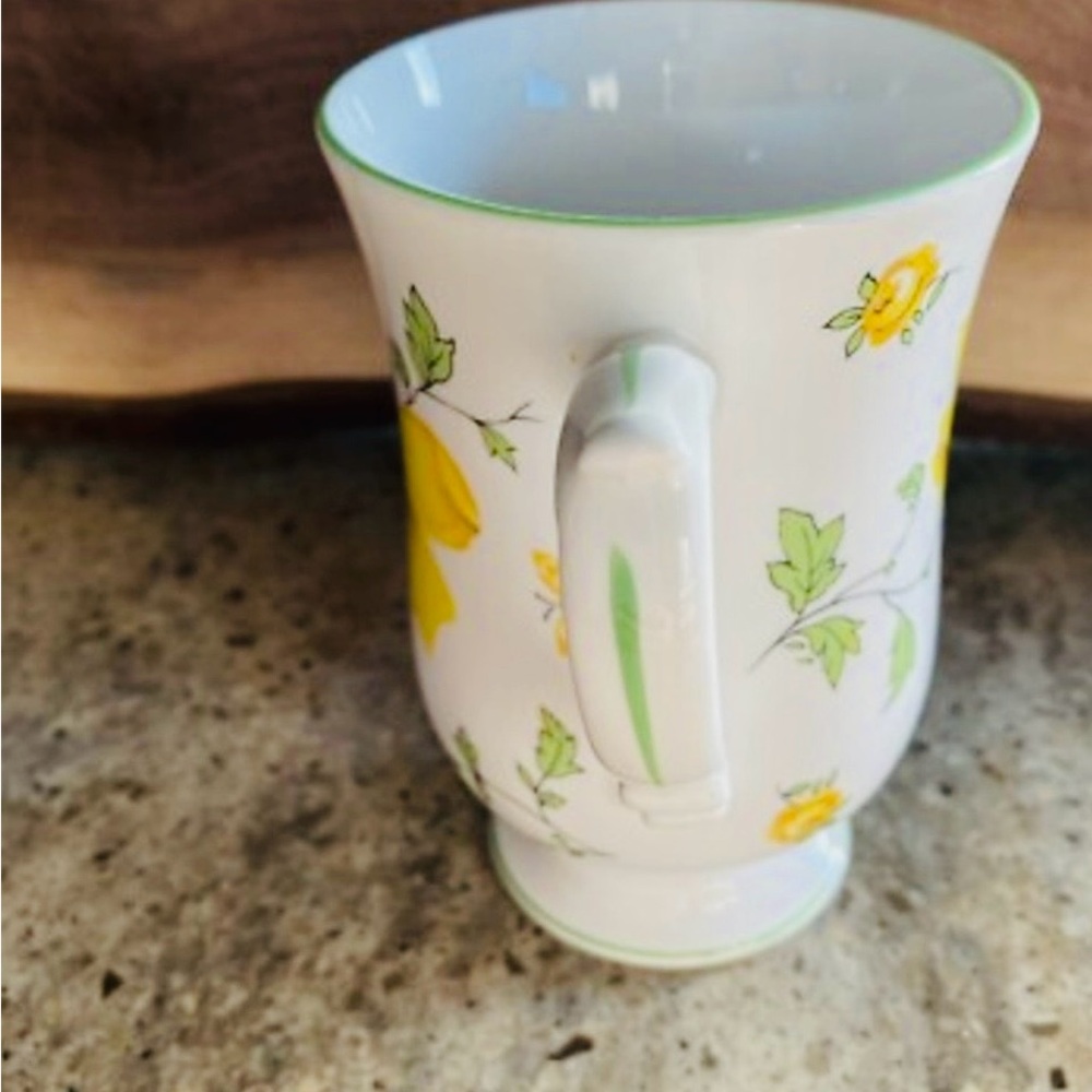 #1365* Vintage Royal Victoria Fine Bone Floral Yellow China mug. - Picture 4 of 7